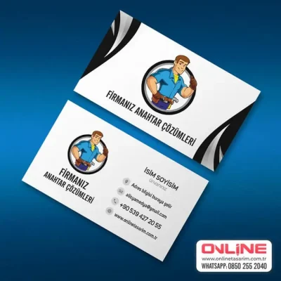 Siyah ve beyazın klasik şıklığı ile sevimli çizgi karakteri birleştiren bu kartvizit, samimi ve güvenilir bir anahtarcılık imajı oluşturur.