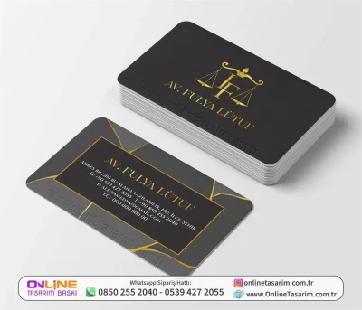 Koyu Gri Zemin Terazi Logolu Lüks Modern Avukat Kartvizit Örneği