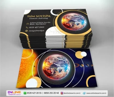Kartvizitin her iki yüzündeki dairesel hatlar ve yörünge şekilleri, bu astroloji kartvizit modeline dinamik bir hareket katıyor.