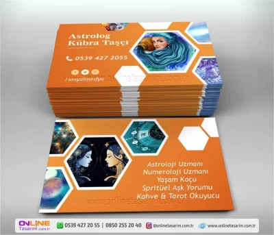 Bu astroloji kartvizit, canlı turuncu zemin rengi ve hexagondan oluşan geometrik şekilleriyle modern ve dinamik bir estetik sunarak dikkat çekici bir astroloji kartvizit tasarımı oluşturuyor.