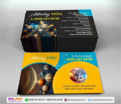 Kartvizitin her iki yüzündeki uzay ve gezegen illüstrasyonları, bu astroloji kartvizit modelinin evrensel temasını derinleştiriyor.