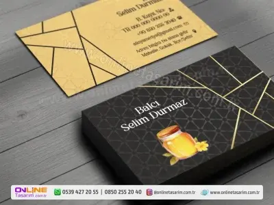 Siyah zemin üzerine altın sarısı geometrik çizgilerle hazırlanan bu balcı kartvizit, sektöre prestijli ve lüks bir bakış açısı getiriyor.