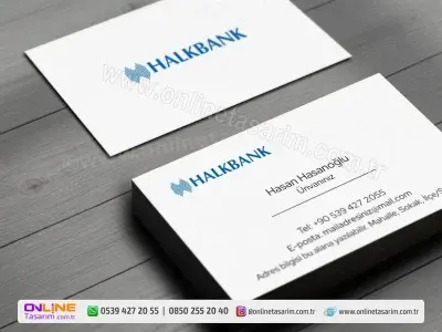 Beyaz zemin üzerine kurgulanan bu bankacı kartvizit, sadeliğiyle profesyonel bir duruş sergilerken markanın kurumsal mavisini odak noktasına alıyor.
