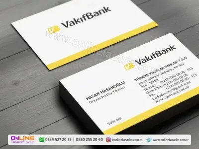 VakıfBank'ın kurumsal sarı ve siyah renklerinin alt bant olarak kullanılması, bu bankacı kartvizit tasarımına güçlü bir temel oluşturuyor.