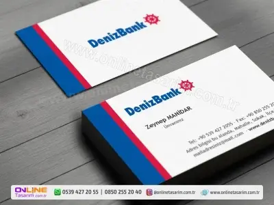 Sol kenardaki kalın mavi ve ince kırmızı dikey şeritler, bu bankacı kartvizit tasarımına modern bir sınır çizgisi ekliyor.