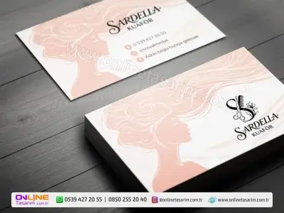 Zarif bir kadın silüeti ve akışkan saç illüstrasyonu içeren bu Bayan Kuaför Kartvizit, sanatsal bir görsel şölen sunmaktadır.