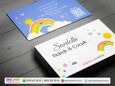 Gökkuşağı ve güneş illüstrasyonlarıyla renklenen bu Bebek Çocuk Kartvizit, çok sesli ve eğlenceli bir palet sunuyor.