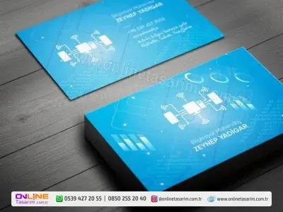 Gök mavisi tonlarındaki gradyan geçişleriyle bu bilgisayar mühendisi kartvizit, teknolojik bir parlaklık sunar.