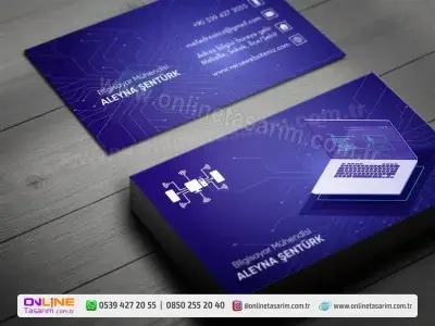 Derin mor tonları ve devre kartı desenleriyle bu bilgisayar mühendisi kartvizit, yazılımın gizemli ve güçlü dünyasını yansıtır.