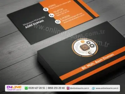 Merkezdeki devre logosuyla dikkat çeken bu bilgisayar mühendisi kartvizit, donanım ve yazılımın uyumunu sergiler.